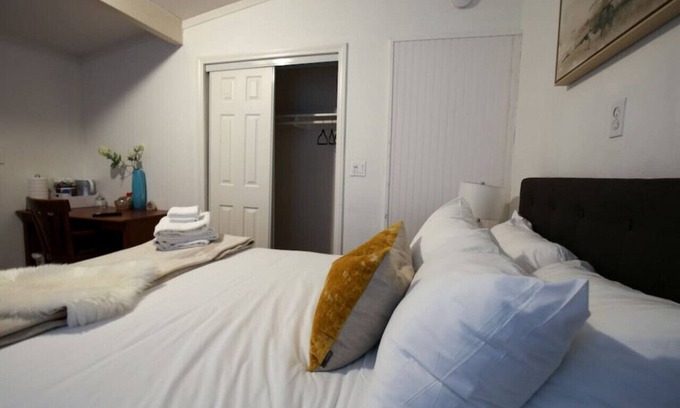Azusa House | Adorable Studio Rear House w/Parking - a Good Choice for Solo or Couple Travelers