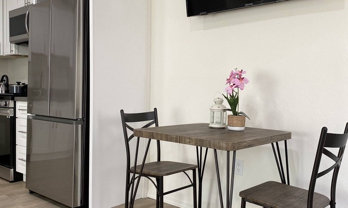 Woodland Hills Apartment | Adorable Studio Unit with great location and Parking on site