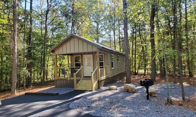 Guntersville Apartment | Adorable Tiny House Cabin- Lake Guntersville