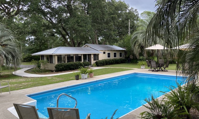 Oak House | Adorable two bedroom guest house with pool