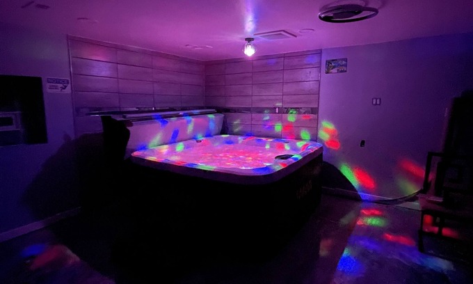 Detroit House | Adults Only Cozy home with Hot tub inDetached Entertainment Garage-NO PARTIES