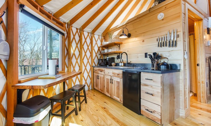 Knox Dale House | Adventure Abode YURT | Wheelchair Ramp, HOT TUB + Views!
