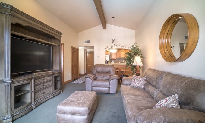Midway Villa | Adventure Hub~Nordic Ski, Snowmobile & Snow Shoeing Villa 3088