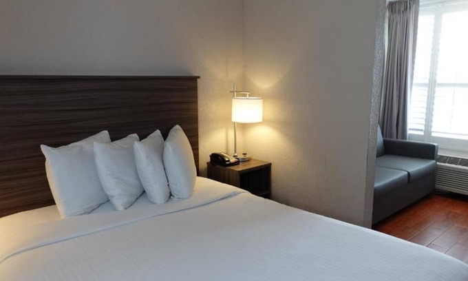 June Park House | Affordability Meets Comfort! 3 Relaxing Units, Free Breakfast & Parking