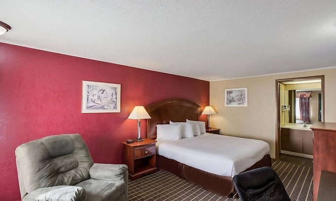 Summit Resort | Affordability Meets Comfort in the Knights Inn Ashland! Pool, Pet-Friendly!