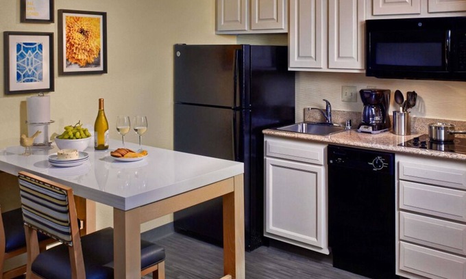 Sharonville House | Affordability Meets Comfort! Free Breakfast & Parking, Minutes to Cincinnati Zoo