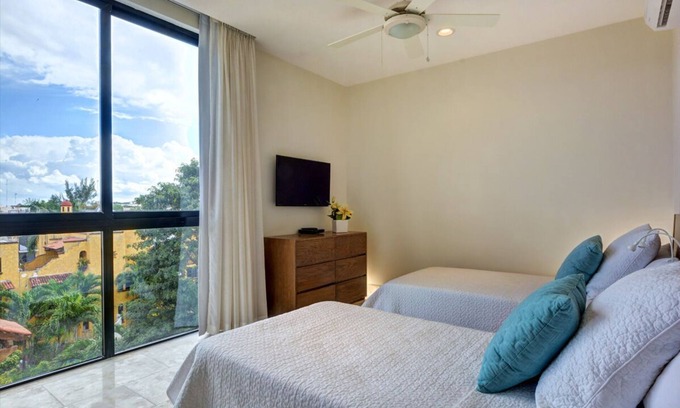 Downtown Condo | Affordable 2 Bedroom, Rooftop Pool, Balcony, Security, Garage, Smart TV 407n