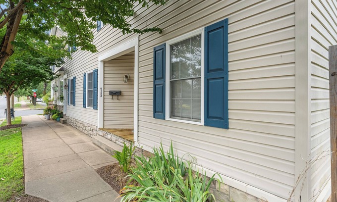 Fredericksburg Apartment | Affordable 2BR/1BA, Walk to Mary Washington, No Cleaning Fee, Pet-Friendly!