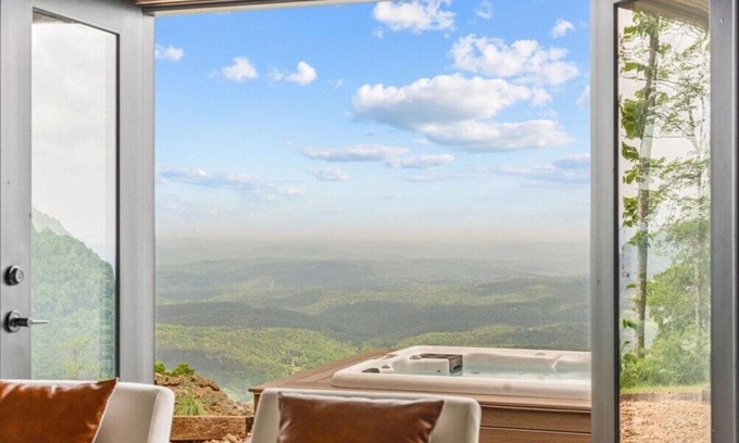 Jasper House | Affordable Arkansas Grand Canyon View with Hot Tub