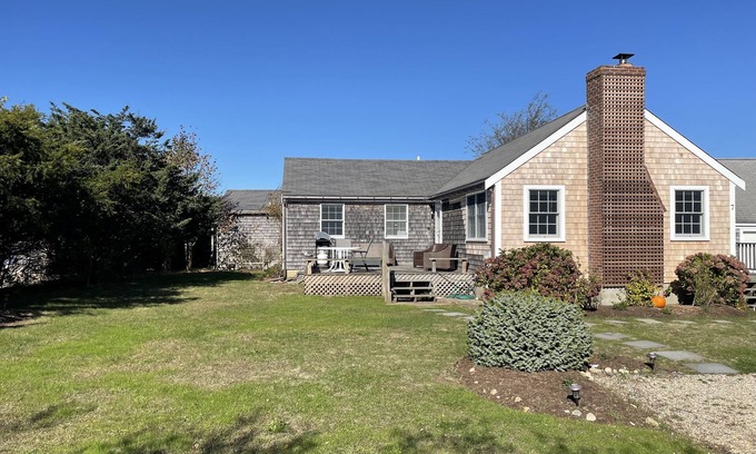 Nantucket House | AFFORDABLE, COMFORTABLE & CLEAN Mid-Island South of Town House