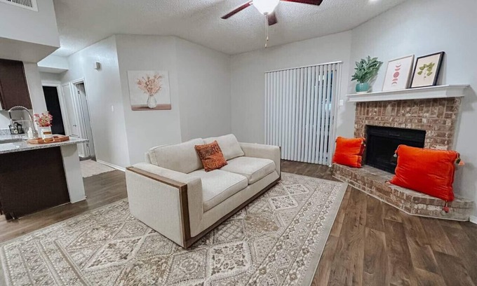 South Side Apartment | Affordable Family Stay: Kid & Pet Friendly