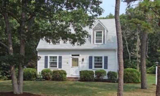 East Harwich House | Affordable Family Getaway Sleeps 7, Near Bike Path, Beach, Golf, Harwich Center