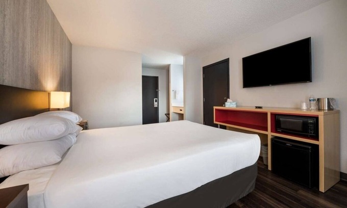 Ontario Hotel | Affordable Getaway! Indoor Pool, Pets Allowed, Free Breakfast, Free Parking