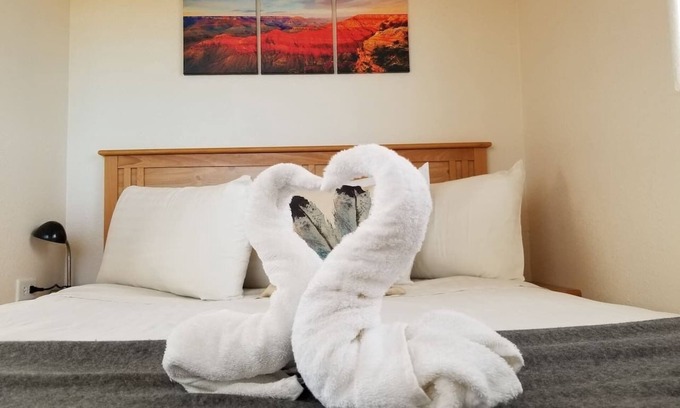 Valle Cabin | Affordable Getaway near Grand Canyon Sleeps 4
