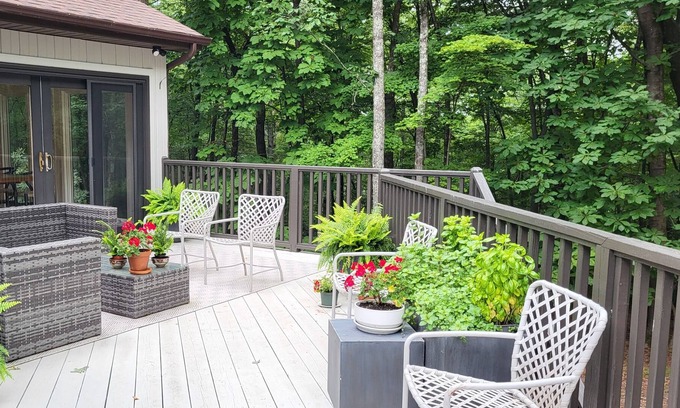 Roaring Gap House | Affordable Luxury for the Very Particular! Beautiful, Spacious, Upscale Retreat.
