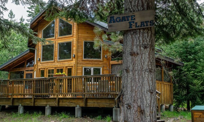 Ashland Cabin | Agate Flats Cabin w/Jacuzzi and Wood Stove at Green Springs Inn