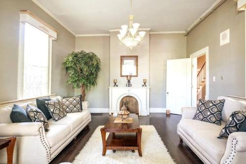 Mobile House | Agatha's Historic Home Free Parking Wi-Fi Deck