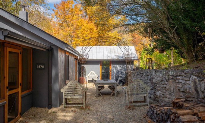 Fairview House | Agern Cottage A peaceful mountain retreat, close to hiking, biking and Asheville