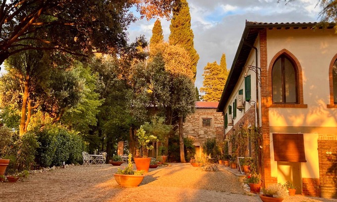 Foiano della Chiana Apartment | Agriturismo Santa Luce - Apartment 'Lavanda' with Shared Pool, Private Garden and Wi-Fi