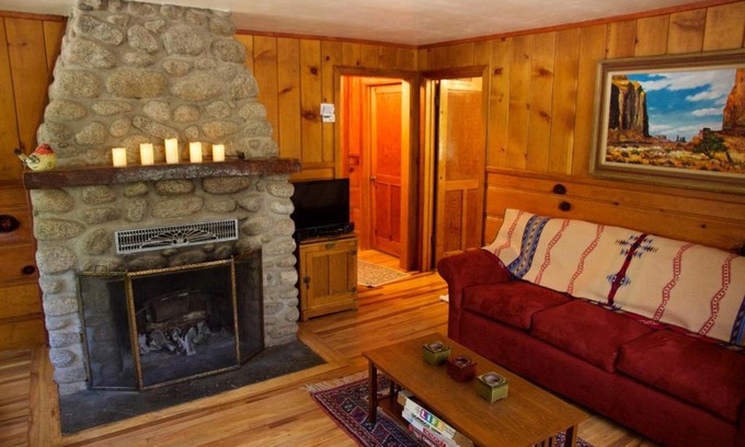 Idyllwild House | Ahwahnee-be Vintage Cabin - Walk to town!