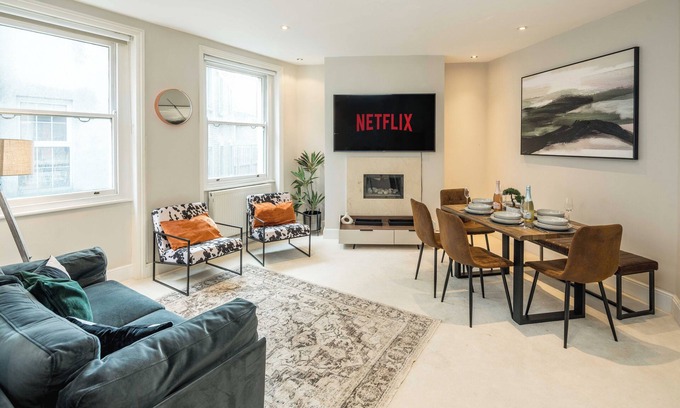 Fitzrovia Apartment | -Air Con- 1 min Oxford Street! 3BD & 2Bath flat!