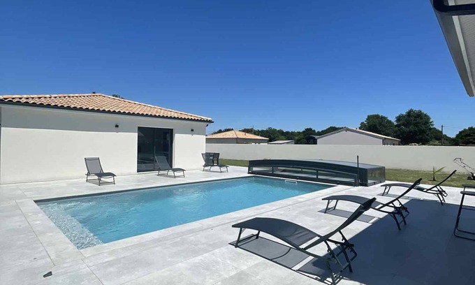 Grayan-Et-L'Hopital House | Air-conditioned villa near the sea with swimming pool