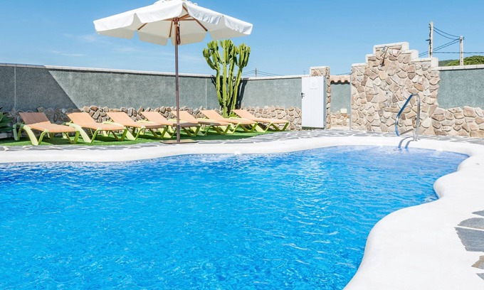 Zahora House | Air-Conditioned Apartment Close to the Beach with Pool, Terrace, Garden & Wi-Fi