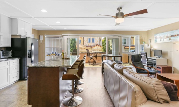 Balboa Island Condo | Air conditioned Balboa Island Flat, Steps to Balboa Island Ferry, w/Parking. Amazing Location!