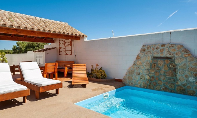 Zahora House | Air-conditioned Holiday Home with Patio, Pool, Wi-Fi and Lawn