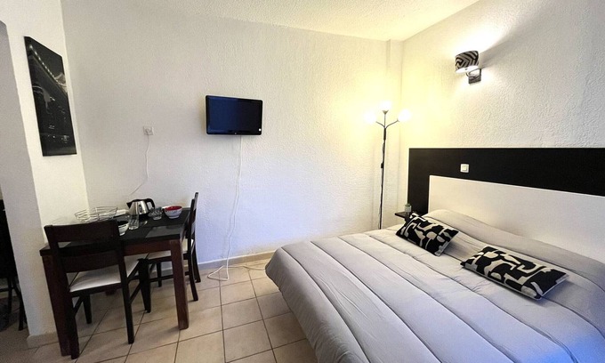 Saint-Florent Apartment | Air-conditioned studio with pool and parking in Saint-Florent