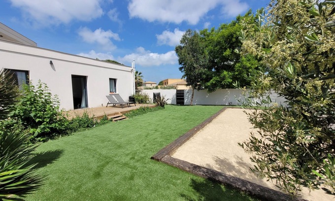 Le Grau-dʼAgde Apartment | Air-conditioned studio, 750m from the beach, garden with private pétanque court