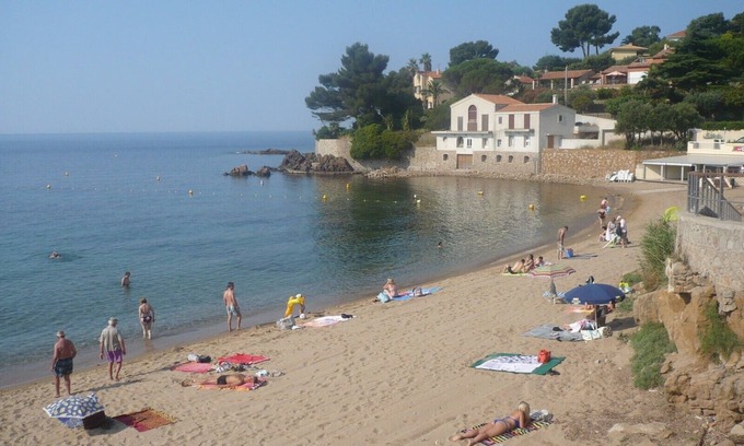 Carqueiranne Villa | Air-conditioned T2 apartment 50m from the beach