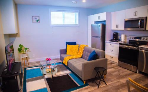 Regina Apartment | AIR & ROAD TRAVELERS' PERFECT SPOT! + FULL KITCHEN