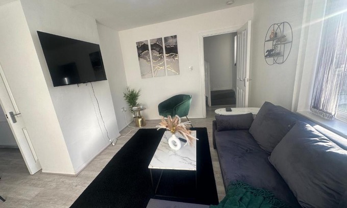 Broadheath House | Airport House - Long Stays Near Hospital!