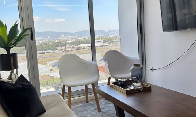 Zona 13 Apartment | Airport view!