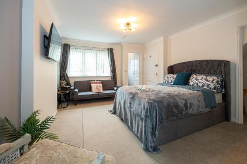 Broadheath Apartment | Airstays Apartment