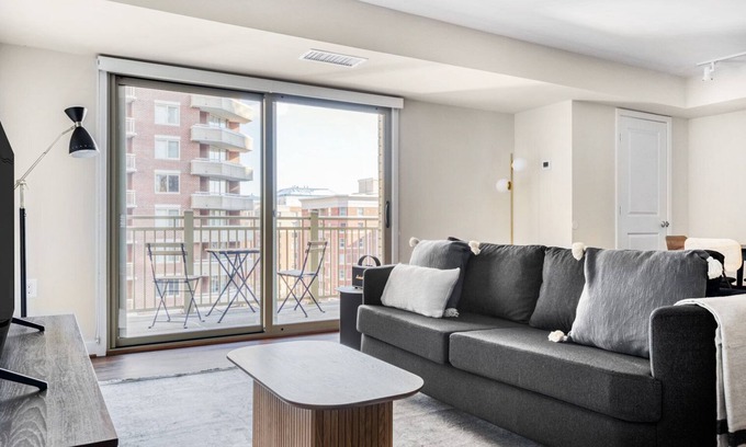 Ballston Apartment | Airy Ballston 2BR w/Pool, W/D & Gym, walk to Bars & Metro, by Blueground