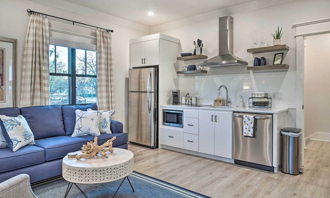 Downtown Apartment | Airy Bentonville Studio < 1 Mile to City Square!
