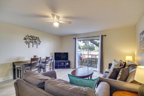 Biloxi Apartment | Airy Biloxi Condo with Patio Walk to Beach!