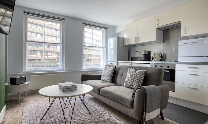 Barbican Apartment | Airy City of London 1BR, nr Tube Station & Clerkenwell, by Blueground