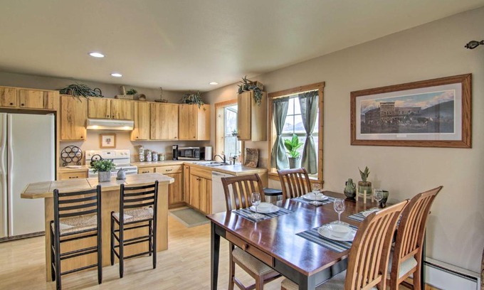 Emigrant House | Airy Emigrant Townhome with Sweeping Mtn Views!