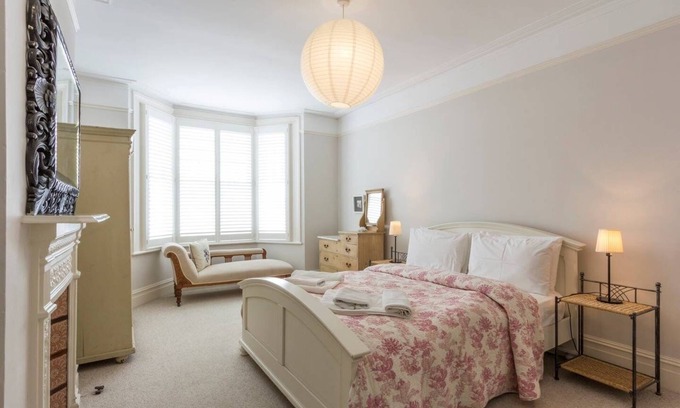Deal Apartment | Airy seafront apartment, all one level, free parking, 3 bedrooms & 3 bathrooms