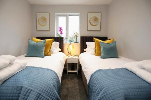 North Finchley Apartment | Aisiki Apartments at Stanhope Road, North Finchley, Air-conditioned 3-Bedroom & 2-Bathroom, Pet Friendly Duplex Flat, King or Twin Beds, with Free Wi-Fi