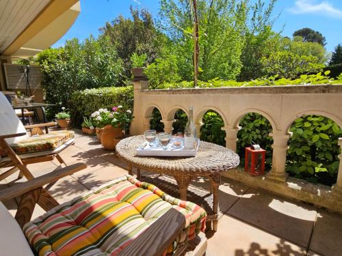 Est Apartment | Aix centre, 2 room apartment garden, parking