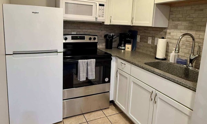 South Central Omaha Apartment | Aksarben, 2nd floor, close to I-80!