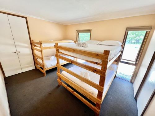 Sawmill Settlement Cabin | Albaski Lodge Room 3