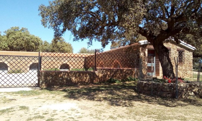 Logrosan Hostel | Albergue Dehesa Boyal