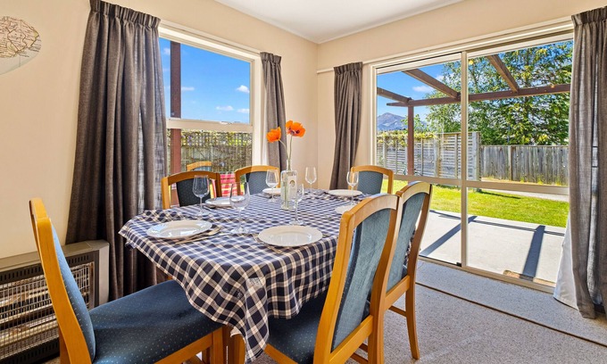 Albert Town Cottage | ALBERT TOWN RELAX - ALBERT TOWN HOLIDAY HOME, with a garden in Wanaka