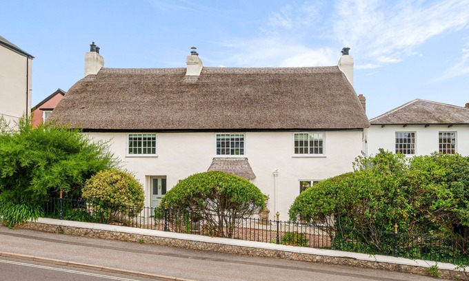 Charmouth House | Albury House - sleeps 8 guests in 4 bedrooms