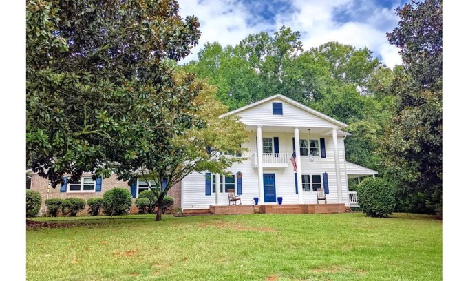 Clarkesville House | Alec Mountain Retreat-w/fresh blueberries for the picking & a dream kitchen!